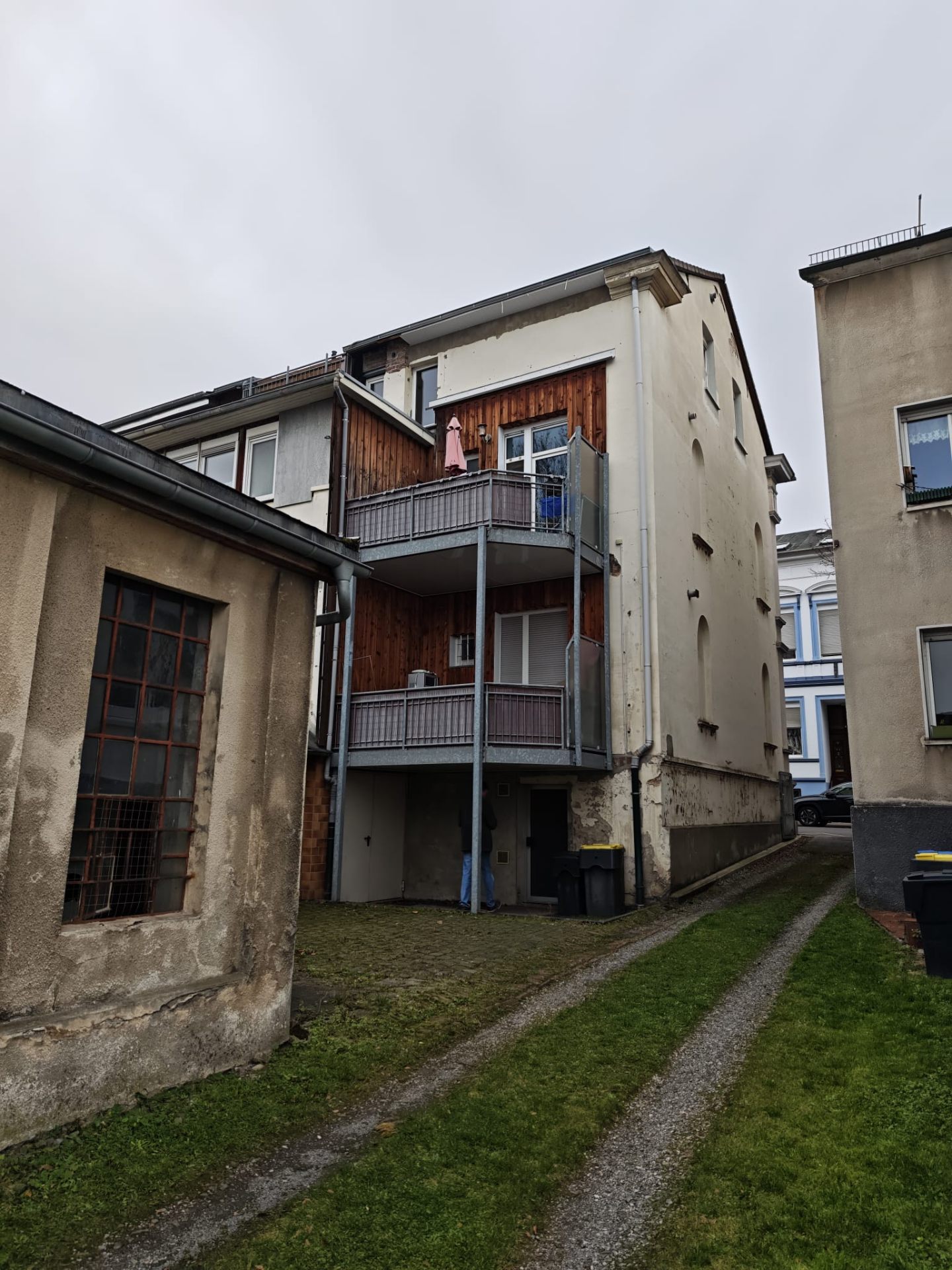 Hofansicht mit Balkonen und Nebengebäude